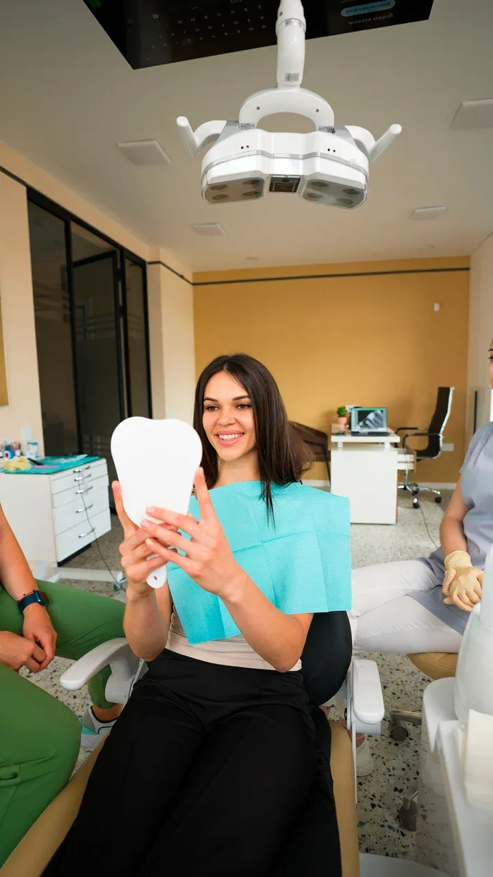 Довольная пациентка Dental Liberty после лечения