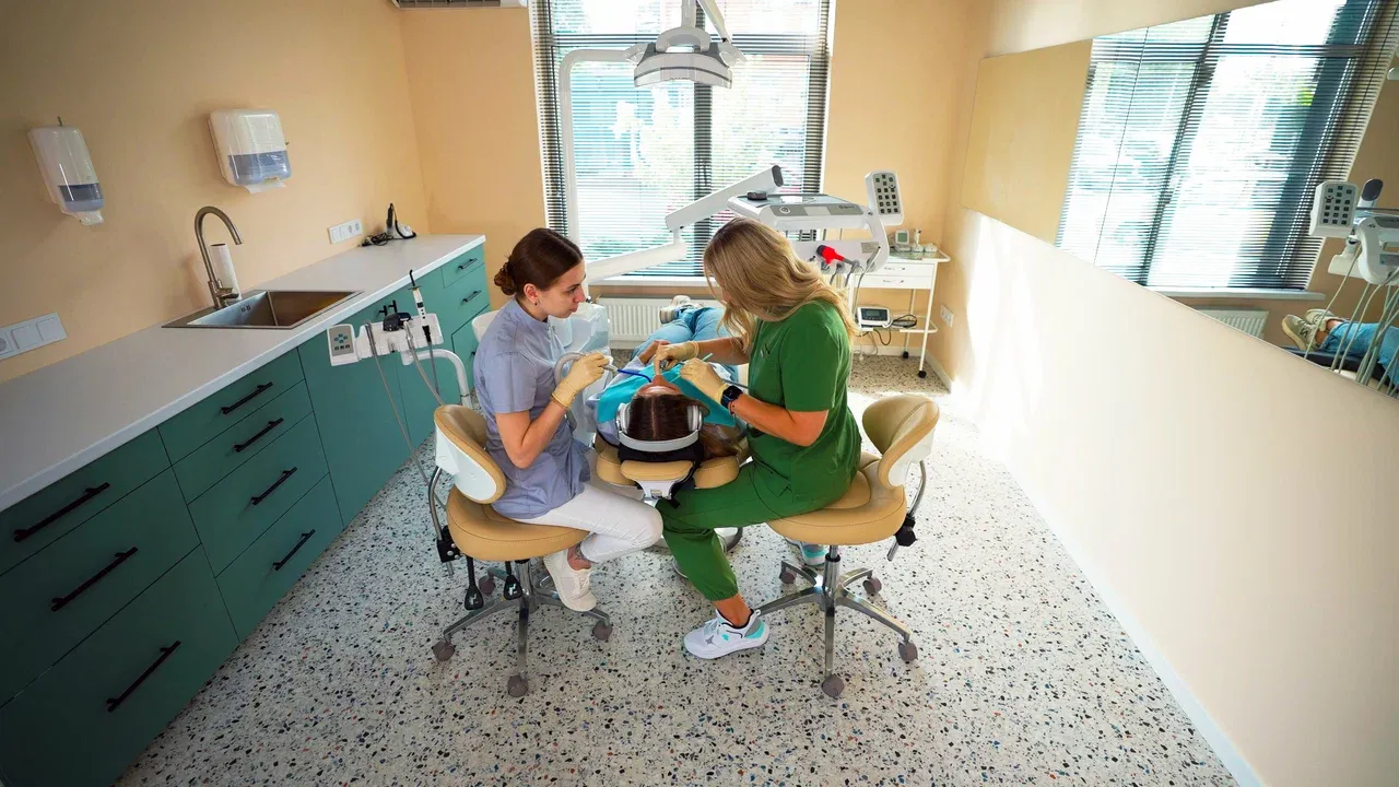 Командная работа врачей Dental Liberty во время лечения